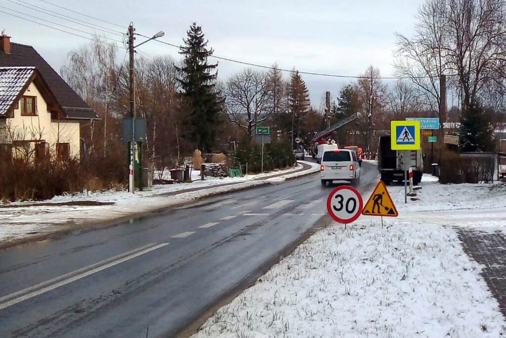 Utrudnienia Na Drodze Wojew Dzkiej Trwa Wycinka Drzew Lw Wecki Info