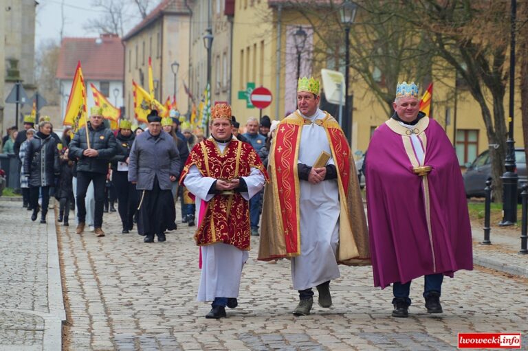 W jasełkach leży Ulicami Lwówka Śląskiego przeszedł Orszak Trzech