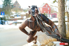 diabel-kuszenie-rzezba-Giebultow-Mirsk-2026-5