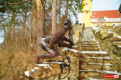 diabel-kuszenie-rzezba-Giebultow-Mirsk-2026-6