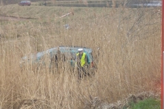 Stracił panowanie nad autem i wylądował w polu. Fot. OSP Płóczki Górne