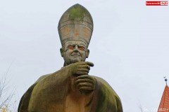 pomnik-papieza-Jana-Pawla-II-w-Lwowku-Slaskim-2