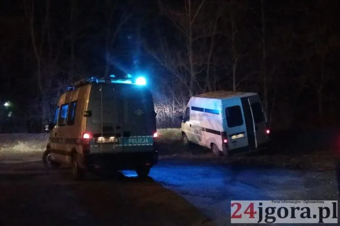 Busem ze skradzionym drewnem uciekał przed policją