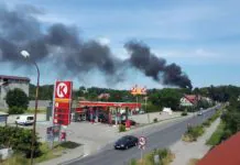 Słup czarnego dymu nad Leśną