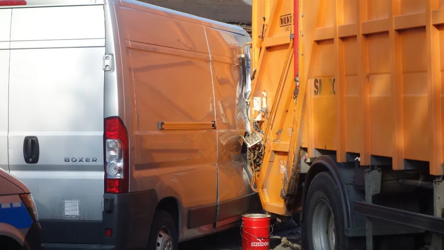 Bus uderzył w blokadę ze śmieciarki 1