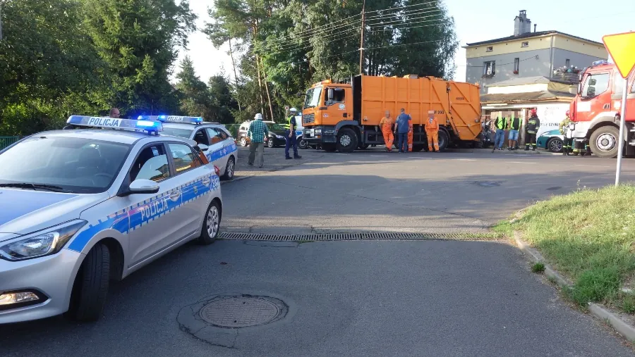 Bus uderzył w blokadę ze śmieciarki 2