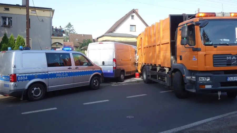 Bus uderzył w blokadę ze śmieciarki 3 1