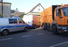Bus uderzył w blokadę ze śmieciarki