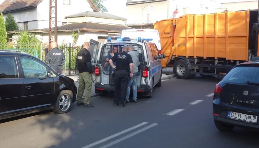 Bus uderzył w blokadę ze śmieciarki 4