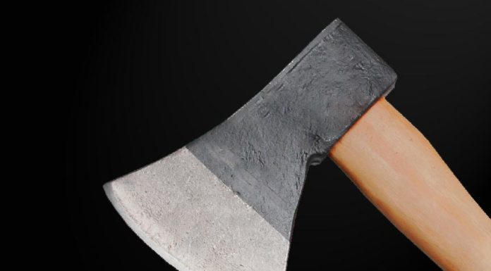 Nękał oraz groził siekierą kobiecie