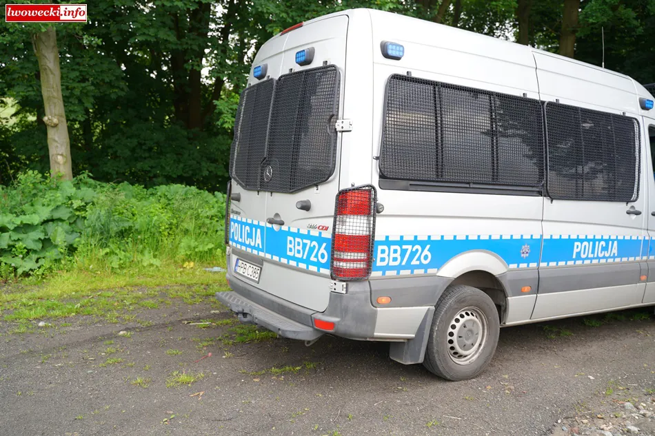 Czernica beczki z cheemikaliami policja 2
