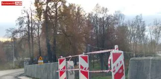 O krok od tragedii. BMW wbiło się w mur na moście