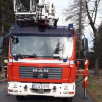 Drzewo spadło na kaplicę. Na miejscu pracują strażacy