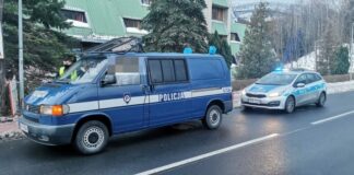 Poruszali się fałszywym radiowozem