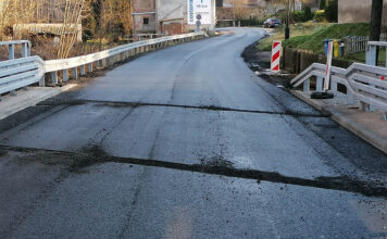 Uwaga na moście w Strzyżowcu. Trwają prace