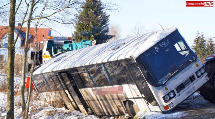 Szklanka na drodze. Autobus w rowie