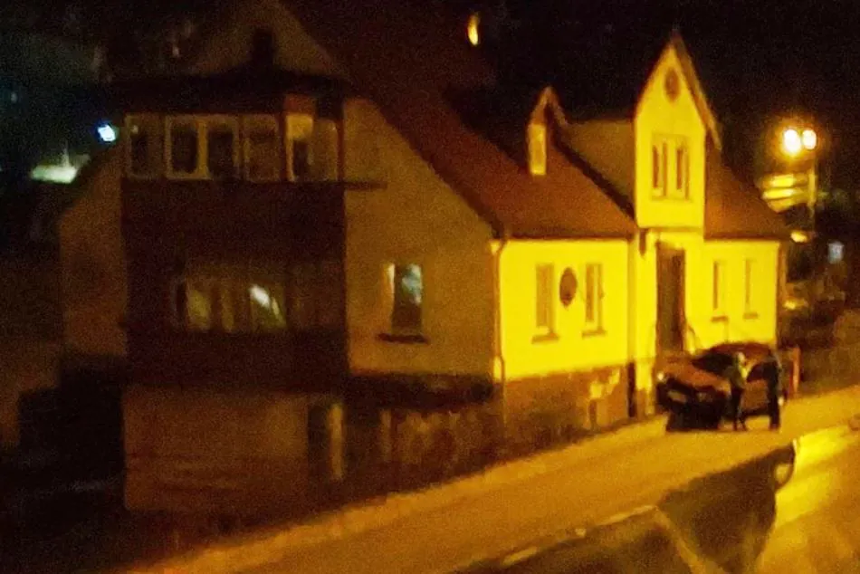 Wjechał samochodem w budynek 1