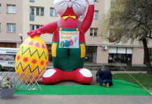 Wokół dmuchanego zająca wyrosła sztuczna trawa