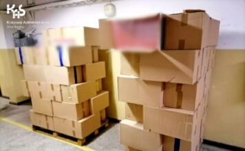 Nielegalny towar ukryli w dachu pojazdu