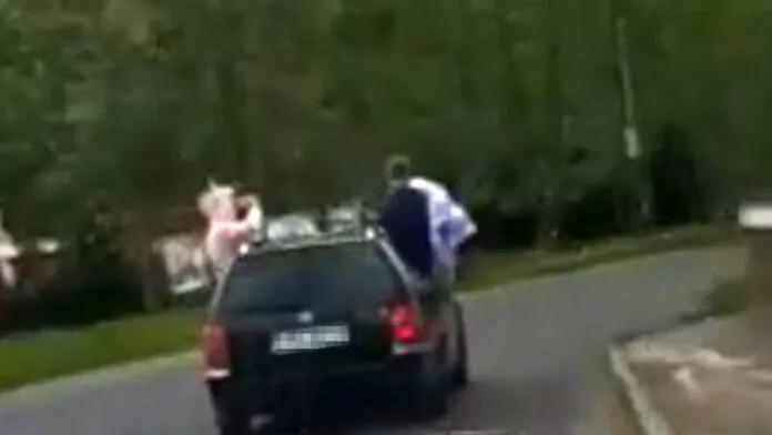 balanga na dachu jadącego auta