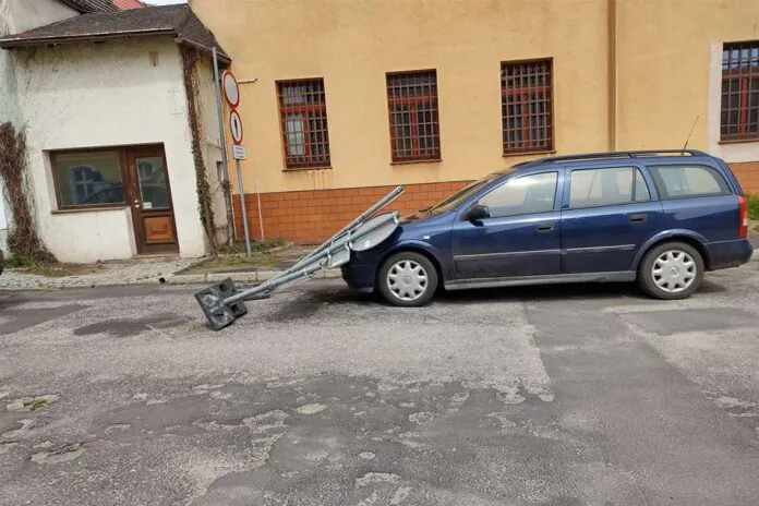 znaki przewróciły się na samochód