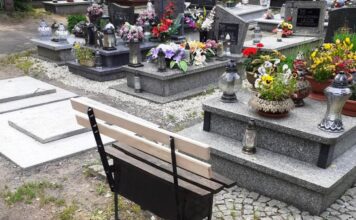 Ktoś zniszczył ławkę na cmentarzu. On ją naprawił