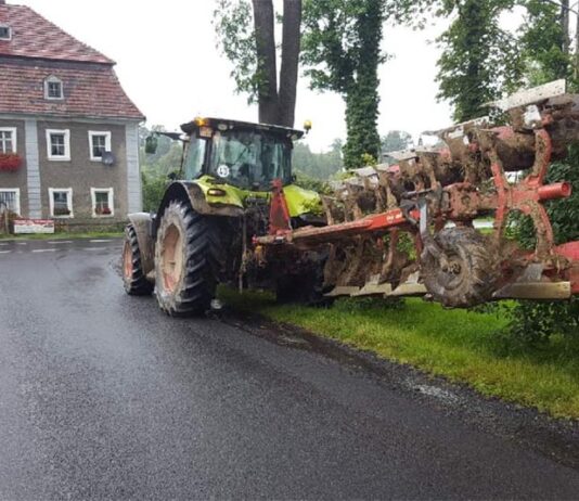 „Przeorał” busa na drodze