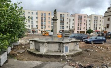 Czy uszkodzono fontannę z lwem?