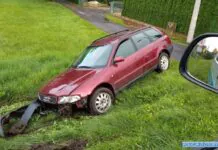 Pijany i na zakazie wjechał do rowu. Pasażer uciekł a kierowca próbował zmylić policjantów