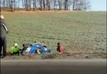 Wypadł z drogi. Zatrzymał się na boku.