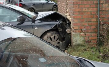 Audi wybiło dziurę w ścianie stodoły