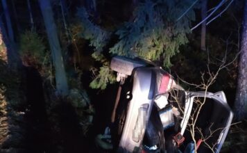 Ściął zakręt i doprowadził do zderzenia z dwoma innymi samochodami