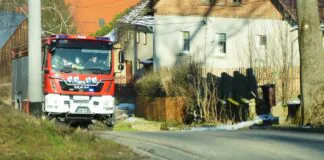 Pożar budynku. Na miejscu 5 zastępów straży pożarnej