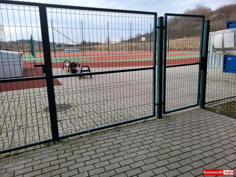 Ile za korzystanie z hali sportowej, sali gimnastycznej czy stadionu? 1 stadion przy szkole podstawowej nr 1 w Lwowku Slaskim