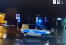 Policjant potrącił pieszą na przejściu. Zobacz, jaki dostał mandat. WIDEO