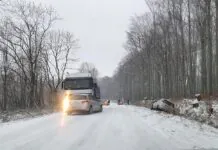 Powrót zimy. Samochody w rowach