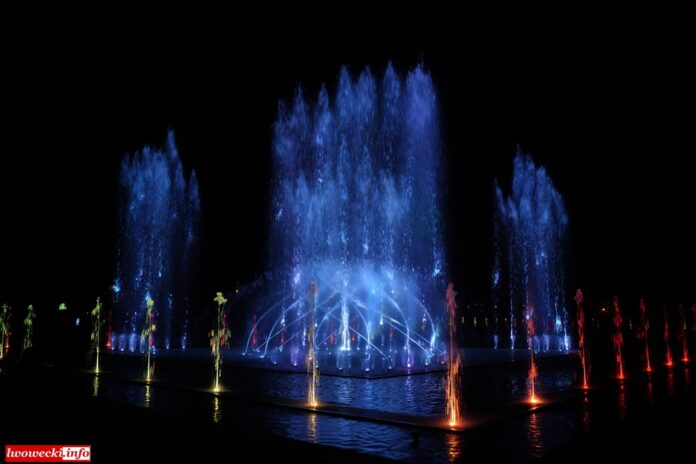 Fontanny multimedialne w parku w Legnicy - tańczące fontanny 18