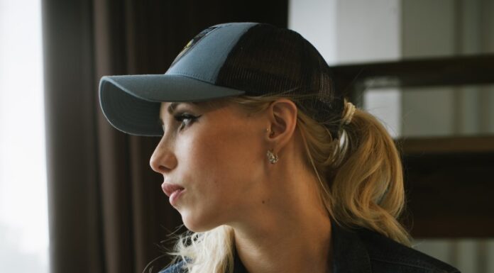 Czapka damska z daszkiem – sprawdź, jak stworzyć oryginalną i modną stylizację Czapka damska z daszkiem
