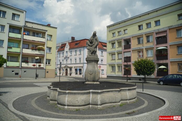 fontanna Sukienników w Lwówku Śląskim fontanna Sukienników w Lwówku Śląskim