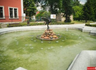 fontanna z czaplą w lwówku Śląskim