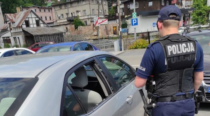Policjanci kamieniem wybili szybę w samochodzie