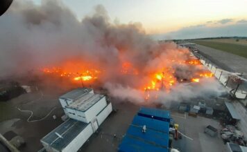 Gigantyczny pożar w zakładzie przetwarzania odpadów koło Bolesławca