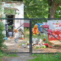 maskotki strzegą wejścia na posesję