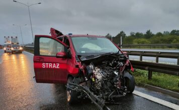 Dramatyczny wypadek na AOW. Rozbity samochód operacyjny straży pożarnej. Nie żyje jeden ze strażaków.