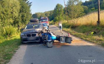 Czołowe zderzenie motocyklisty z samochodem osobowym