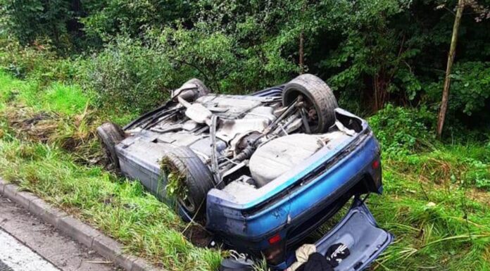 Dachowanie na DK30. Na miejscu straż i policja Dachowanie na DK30 feralny zakręt Radoniów