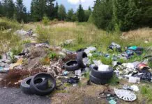 Dzikie wysypisko śmieci na Rozdrożu Izerskim