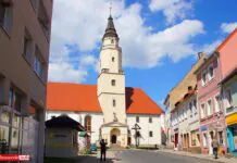 W centrum miasta stanie stacja bazowa sieci PLAY Gryfów Śląski ulica Bankowa kościół