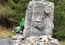 Rozdroże Izerskie zniszczyli izerski pomniczek poświęcony leśniczemu