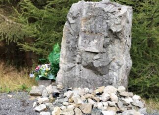 Rozdroże Izerskie zniszczyli izerski pomniczek poświęcony leśniczemu